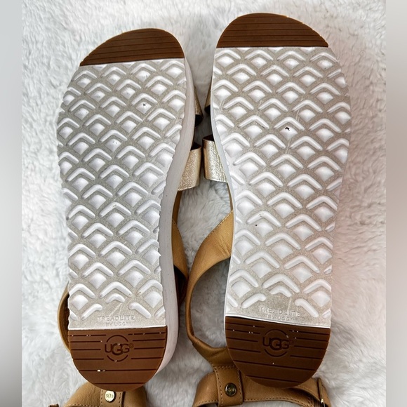 UGG Silver and Tan Sandals with Comfortable Design 🌴 - Picture 7 of 9